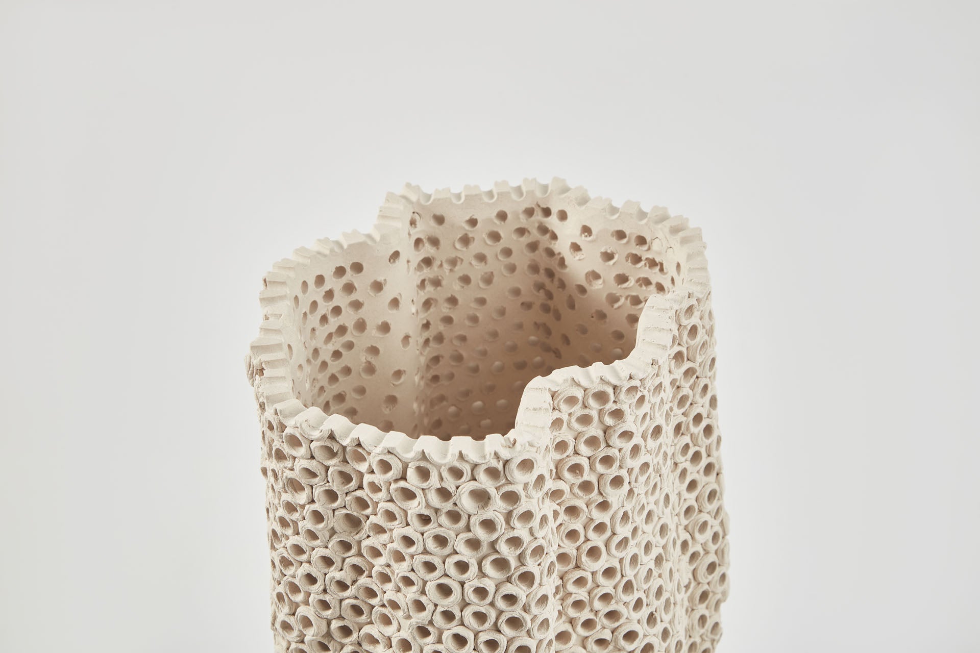 THE FOUNDRY CORALITE VASE SAND MEDIUM