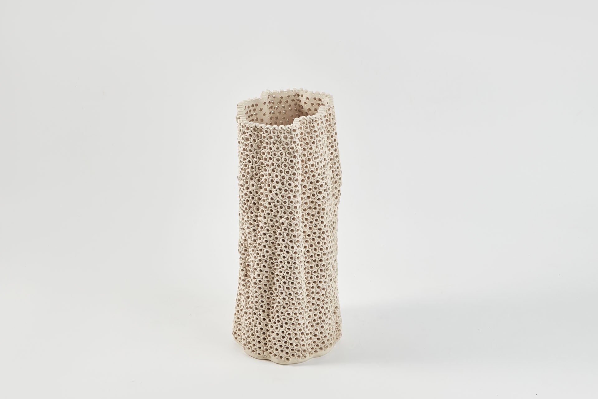THE FOUNDRY CORALITE VASE SAND MEDIUM