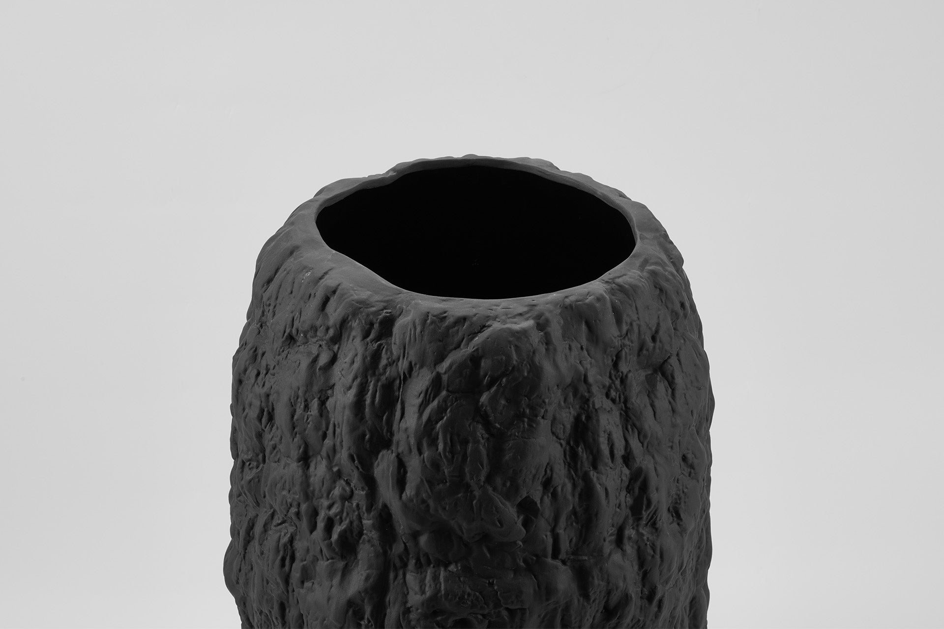 THE FOUNDRY MACHE VASE EBONY LARGE