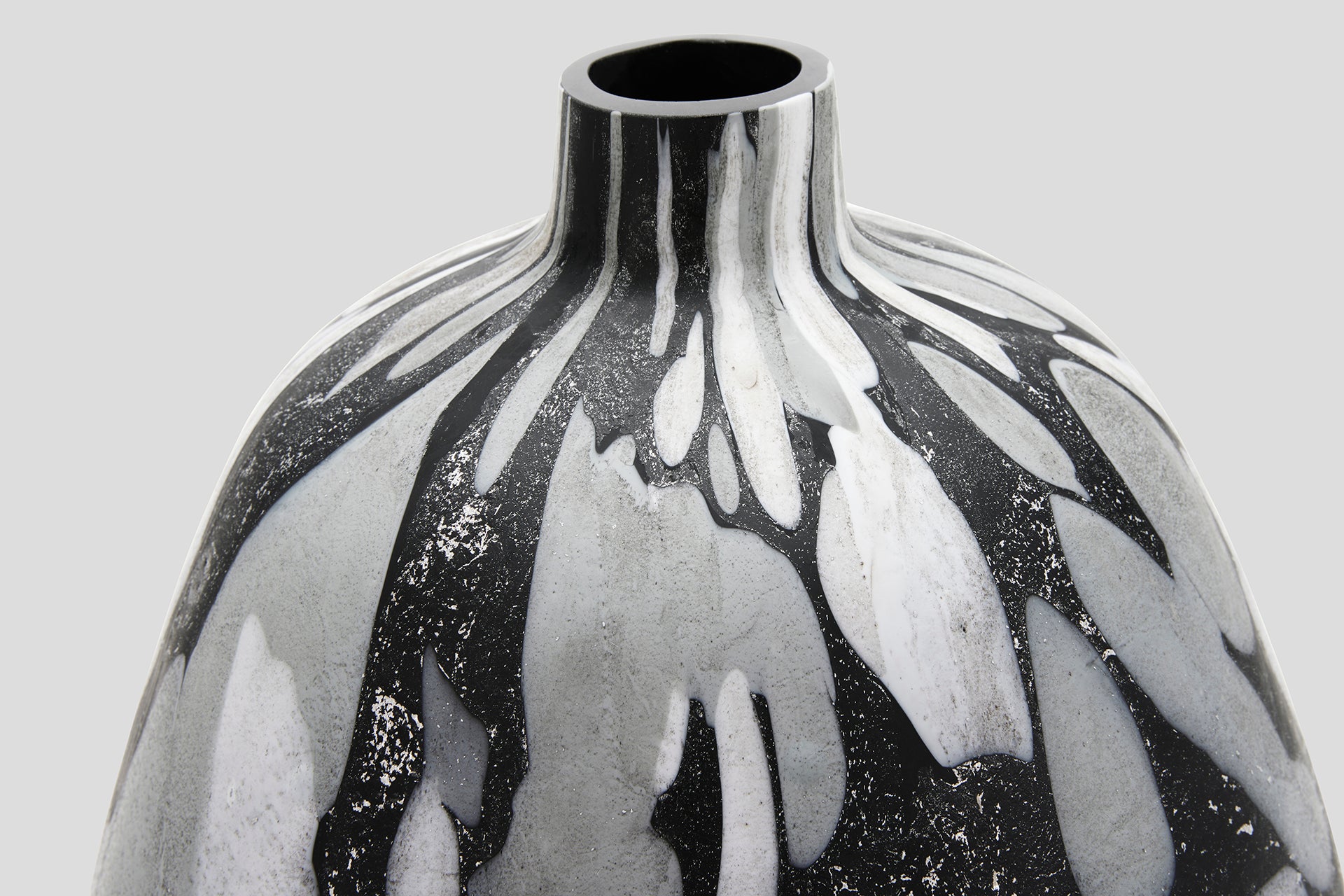 THE FOUNDRY MINERAL VASE MOTTLED BLACK LOW
