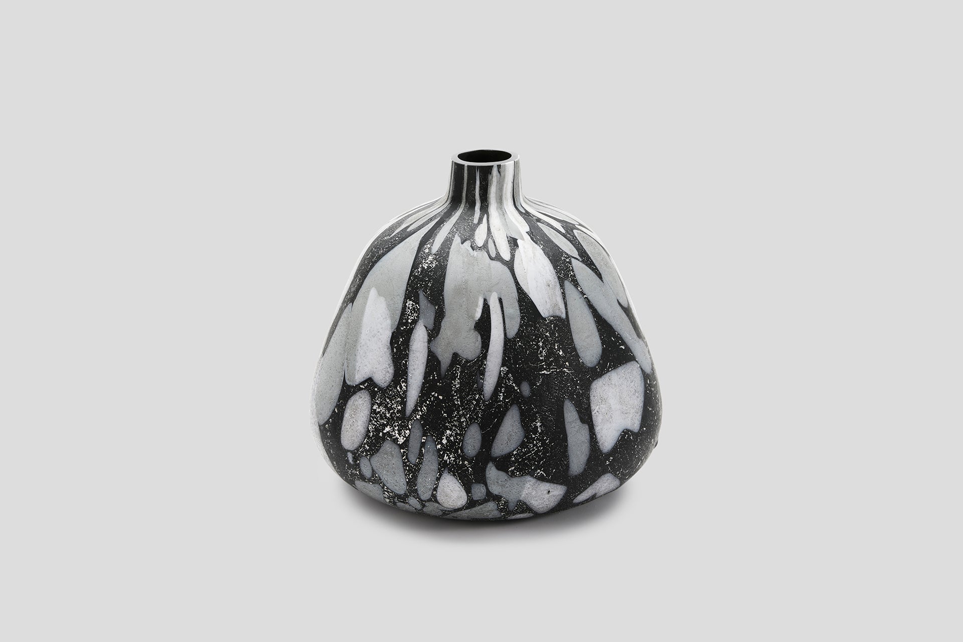 THE FOUNDRY MINERAL VASE MOTTLED BLACK LOW