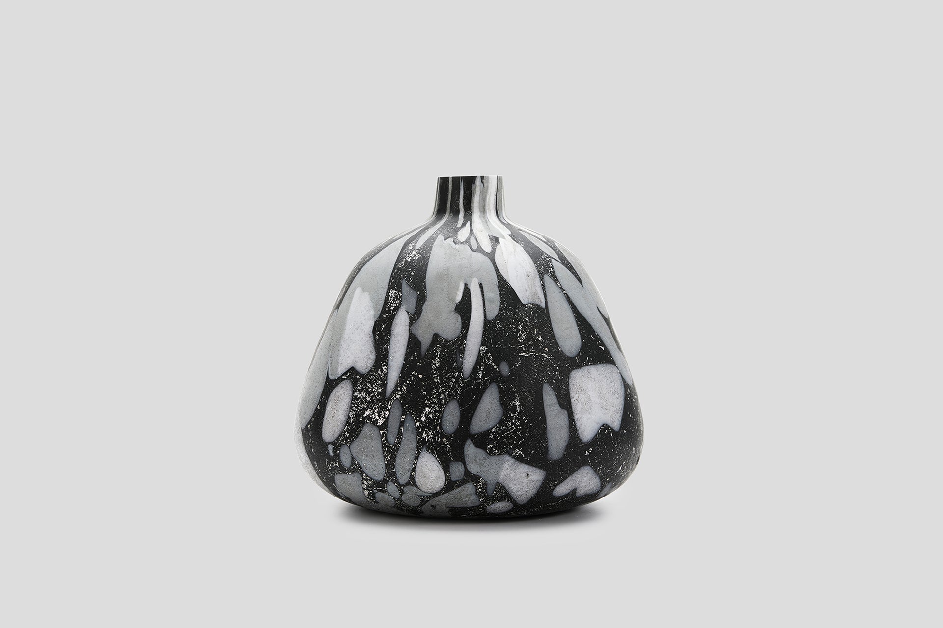 THE FOUNDRY MINERAL VASE MOTTLED BLACK LOW
