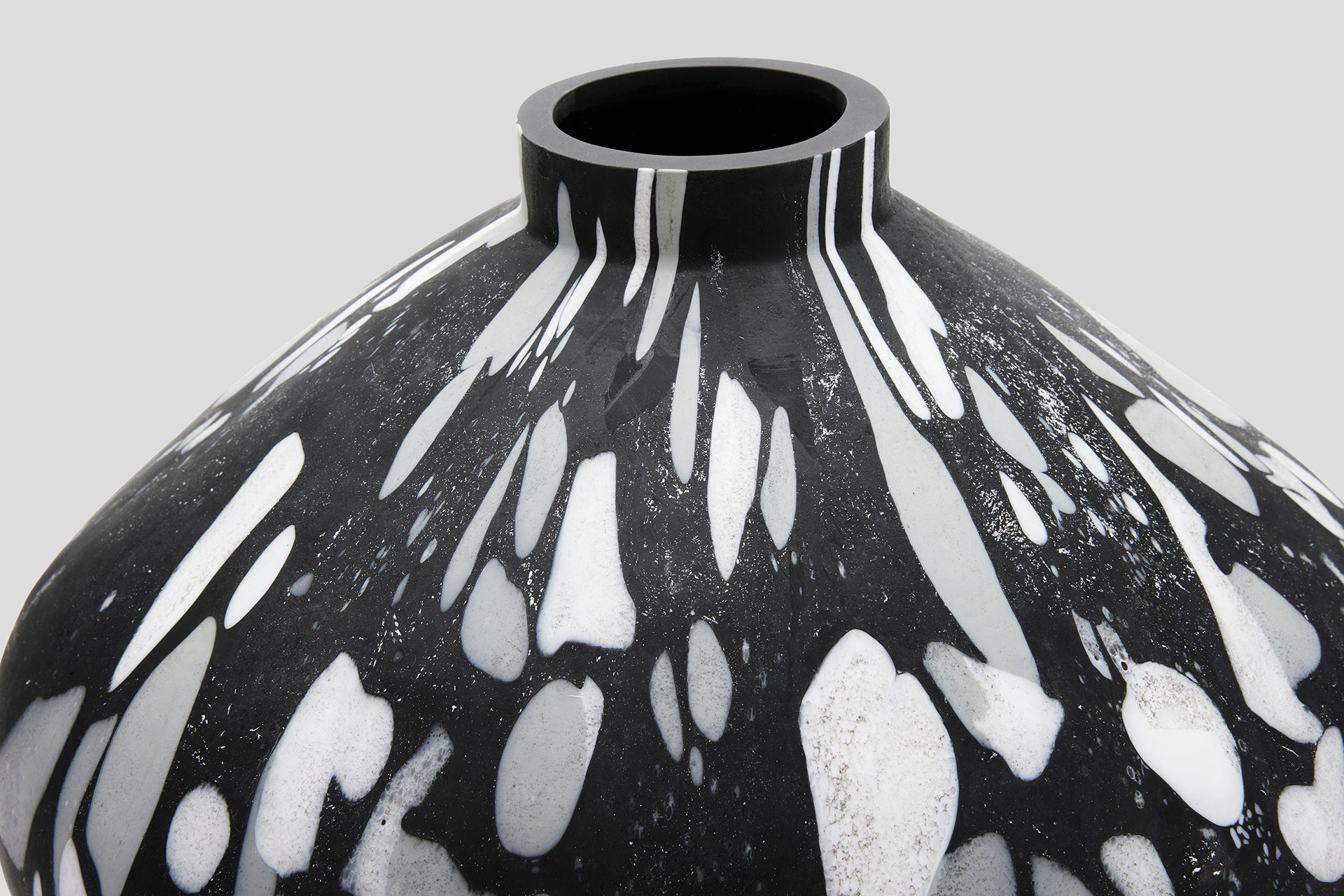 THE FOUNDRY MINERAL VASE MOTTLED BLACK MEDIUM
