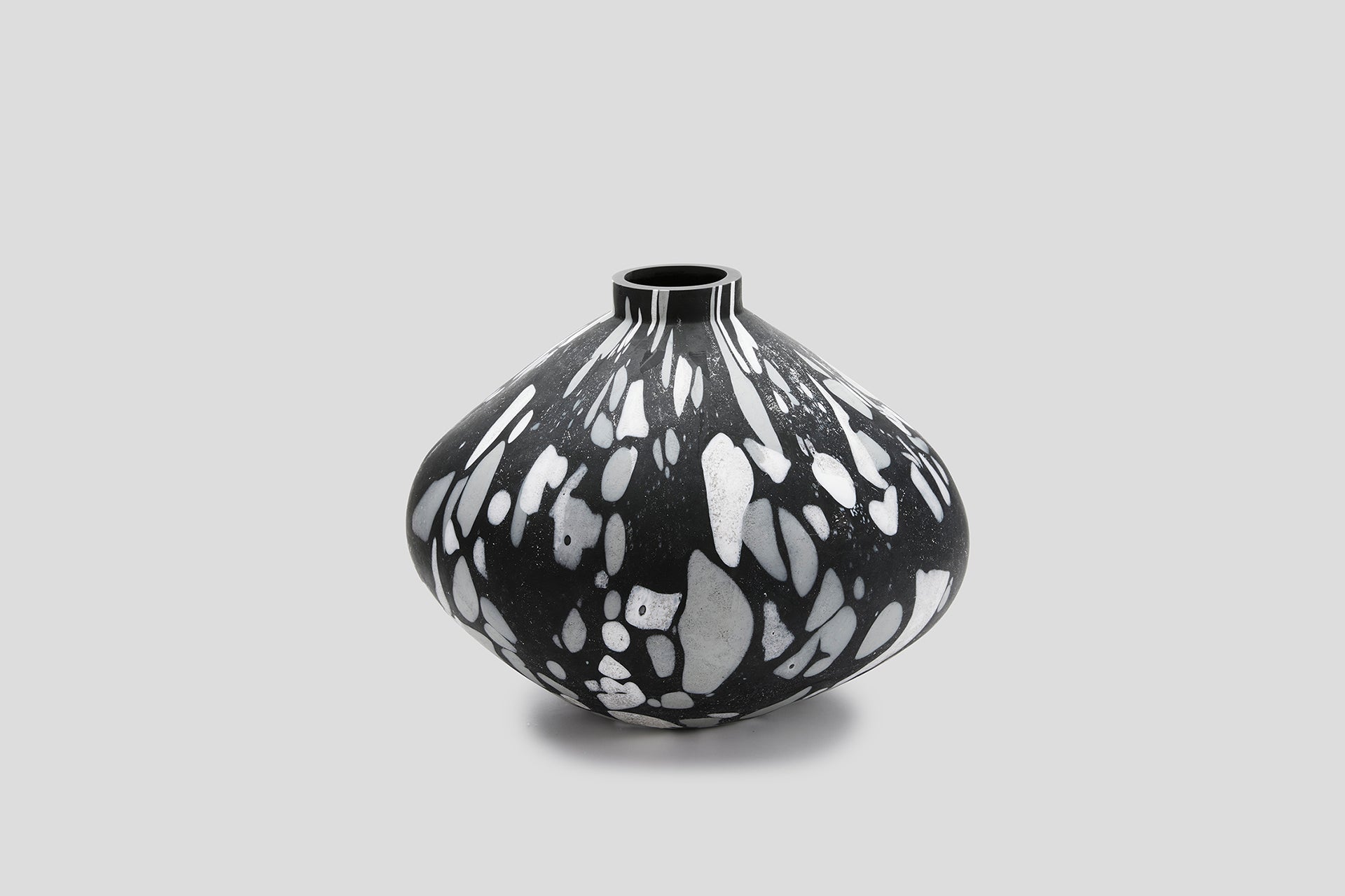 THE FOUNDRY MINERAL VASE MOTTLED BLACK MEDIUM