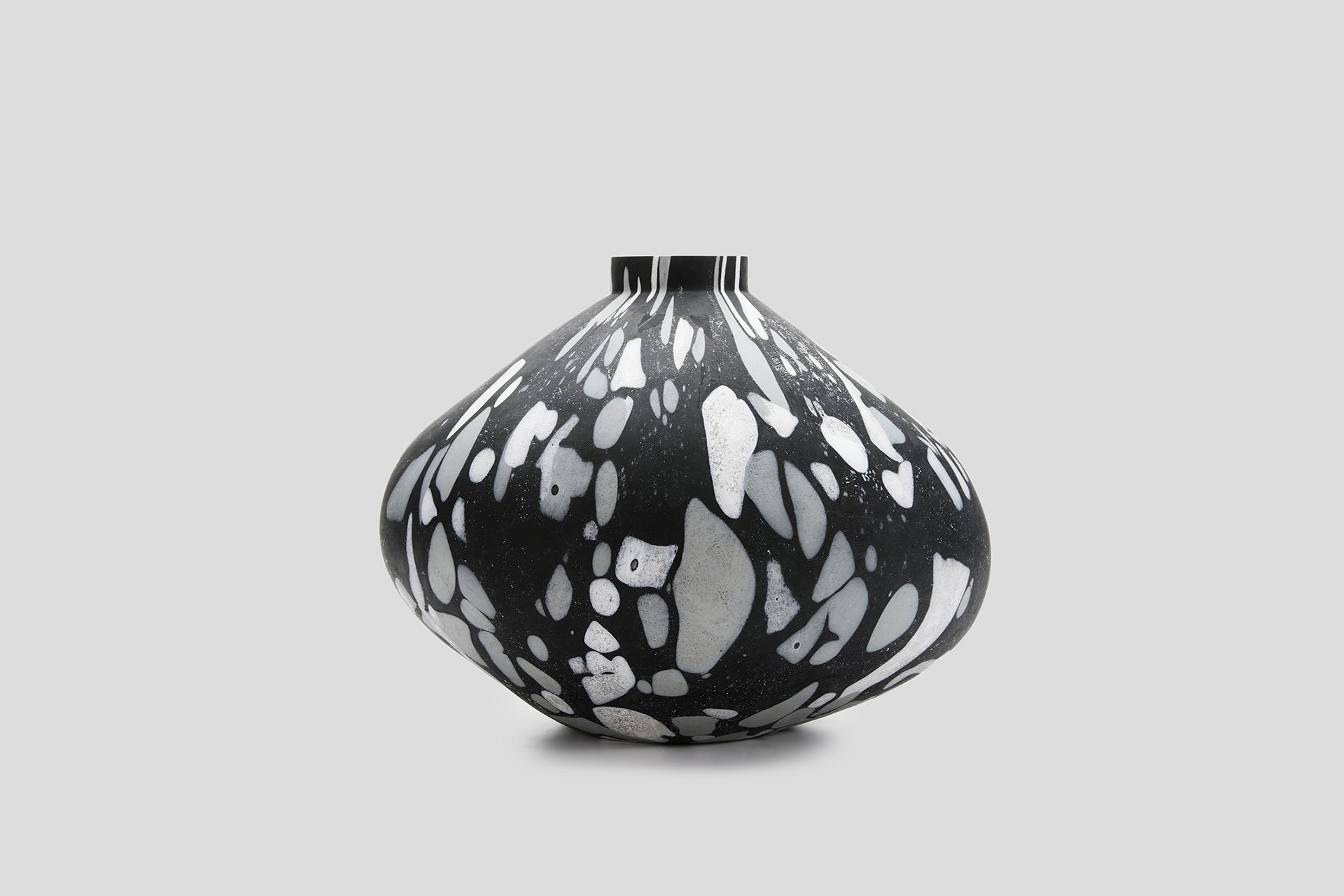 THE FOUNDRY MINERAL VASE MOTTLED BLACK MEDIUM