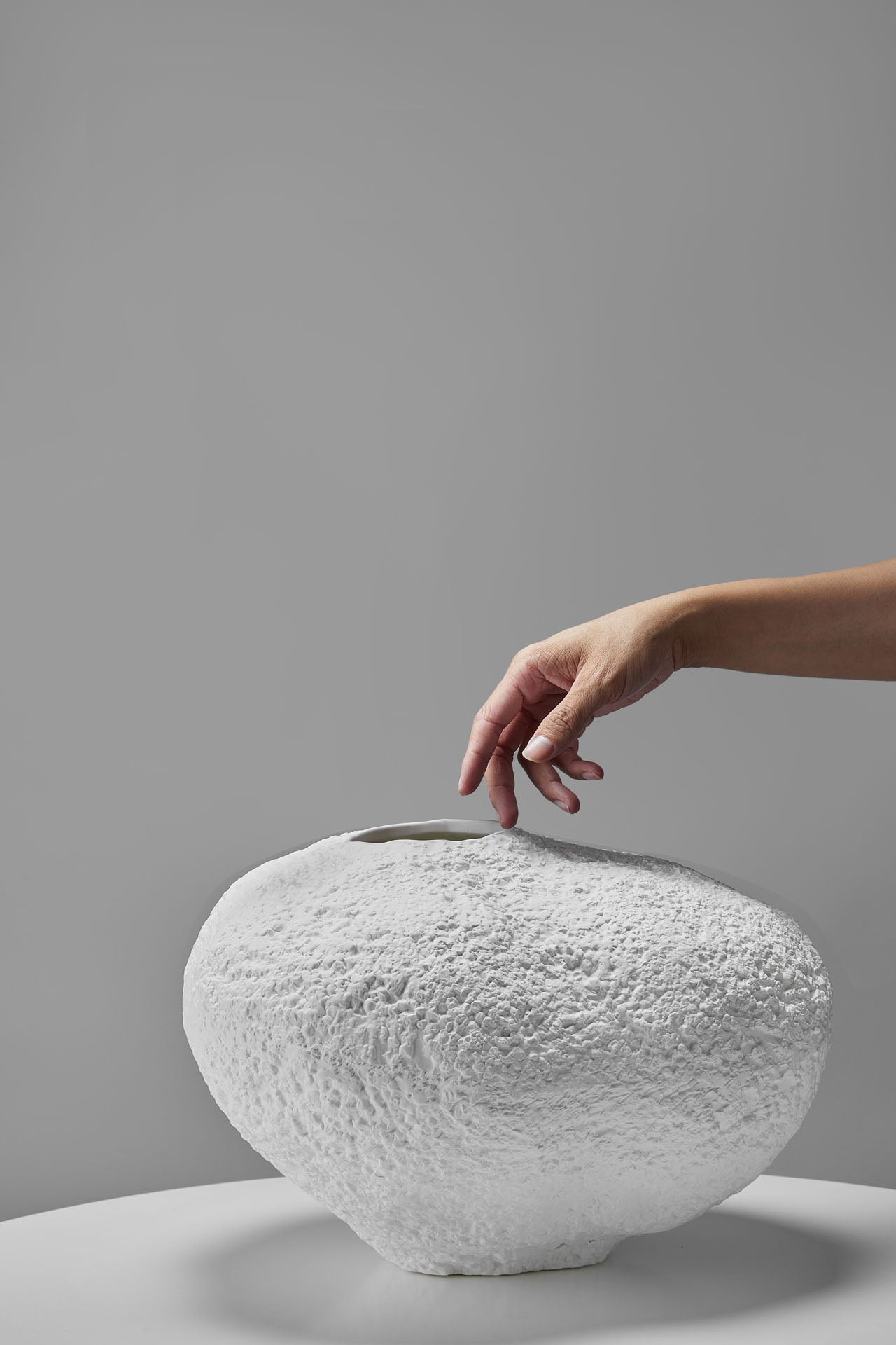 THE FOUNDRY URCHIN VASE PLASTER SMALL