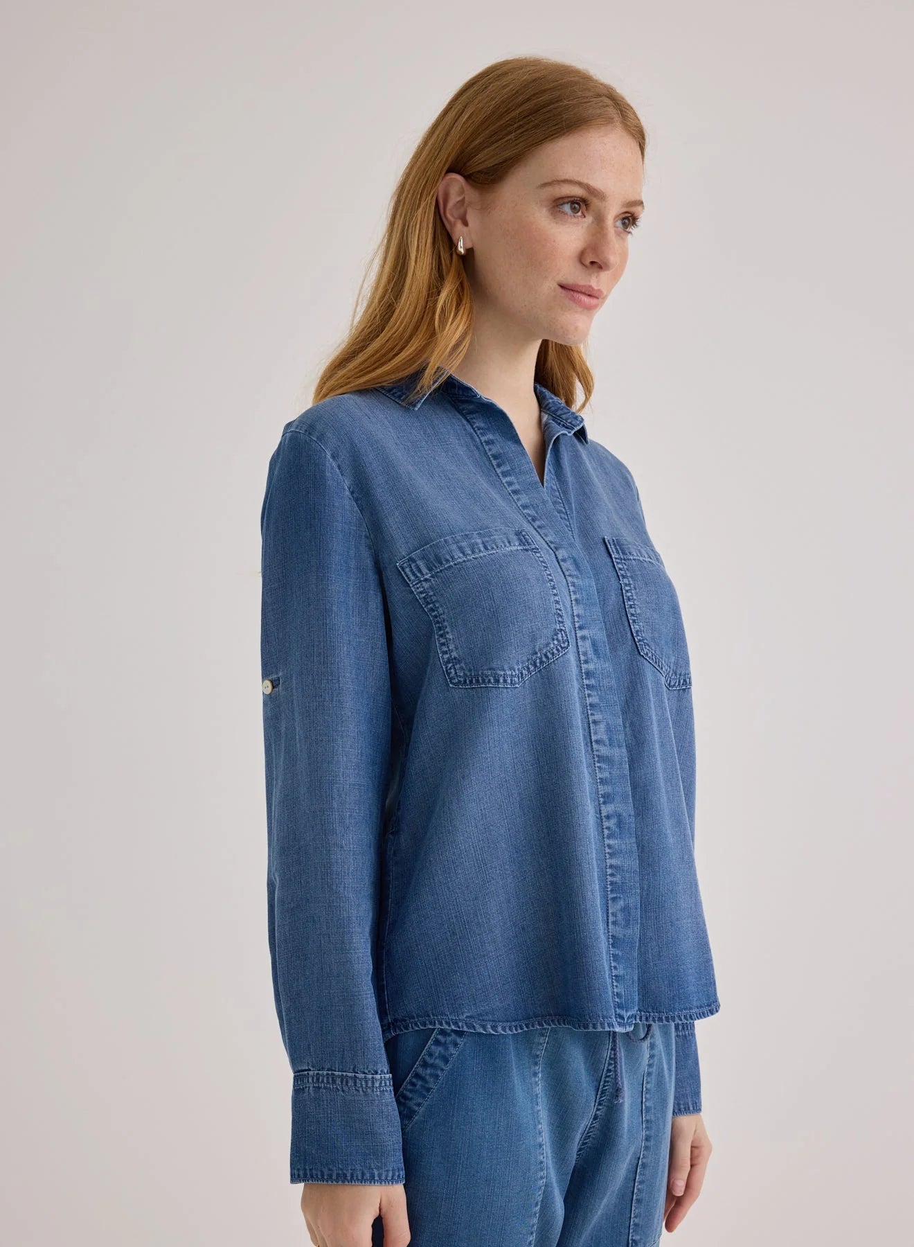 BELLA DAHL SPLIT BACK BUTTON DOWN SHIRT SKYLINE SPRAY WASH