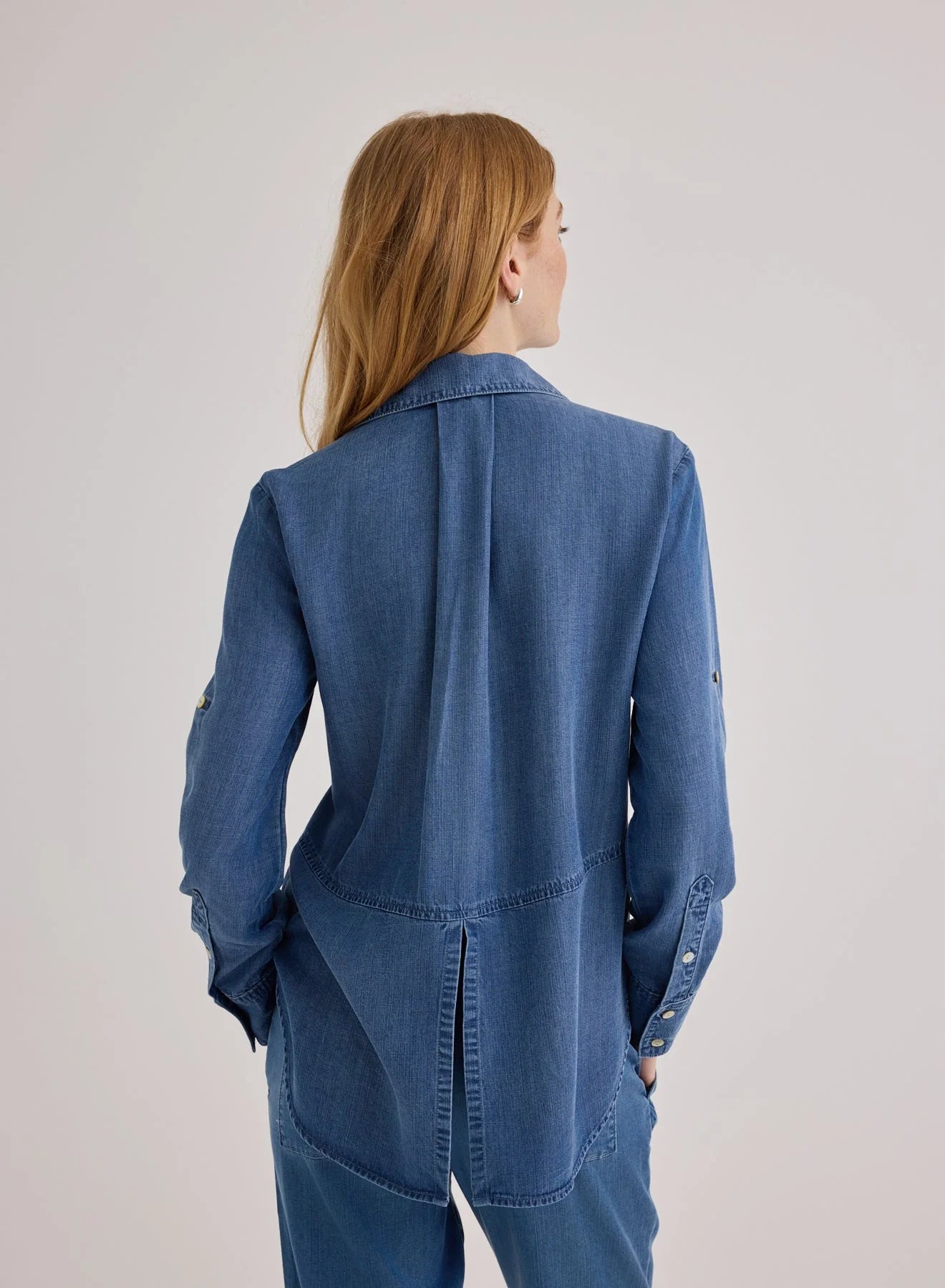 BELLA DAHL SPLIT BACK BUTTON DOWN SHIRT SKYLINE SPRAY WASH