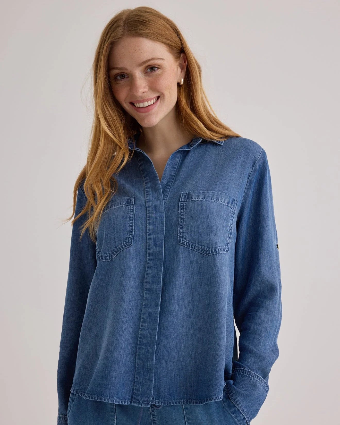 BELLA DAHL SPLIT BACK BUTTON DOWN SHIRT SKYLINE SPRAY WASH