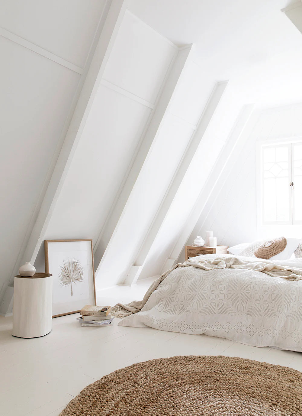 UNIQWA LOG STOOL WHITE