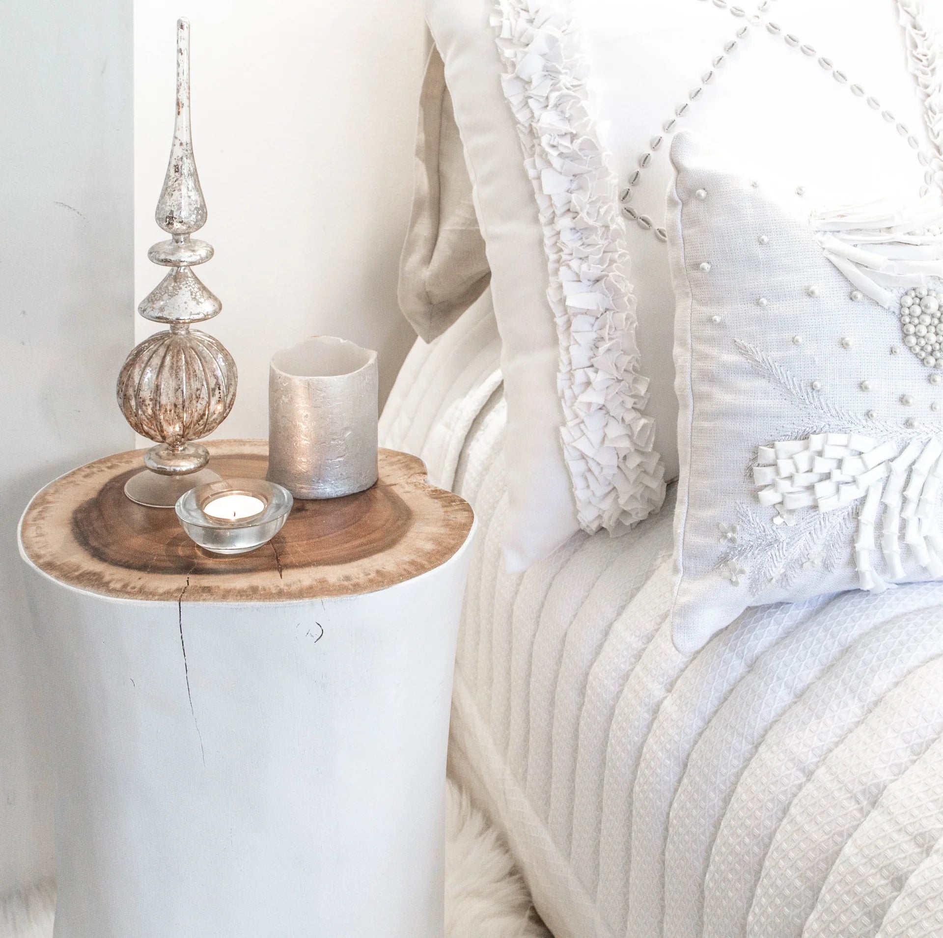 UNIQWA LOG STOOL WHITE