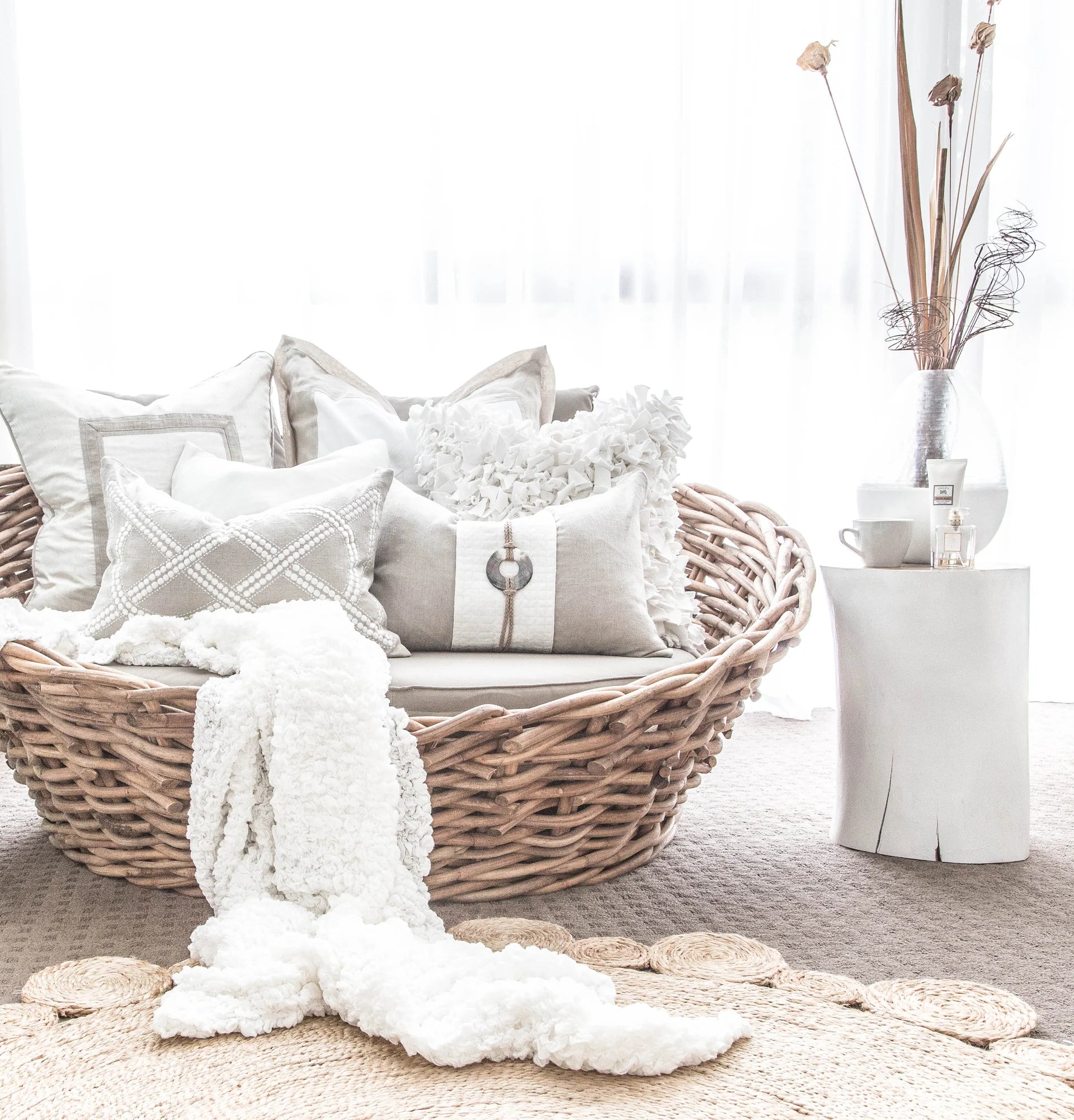 UNIQWA LOG STOOL WHITE