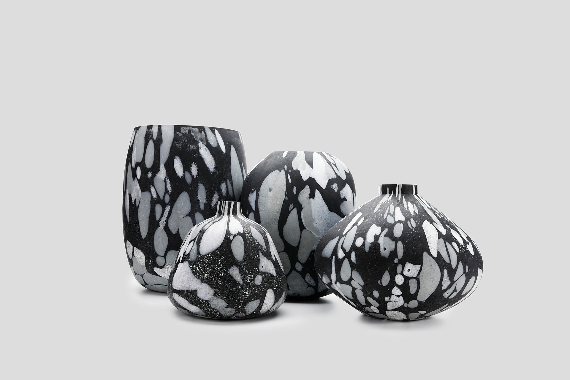 THE FOUNDRY MINERAL VASE MOTTLED BLACK MEDIUM