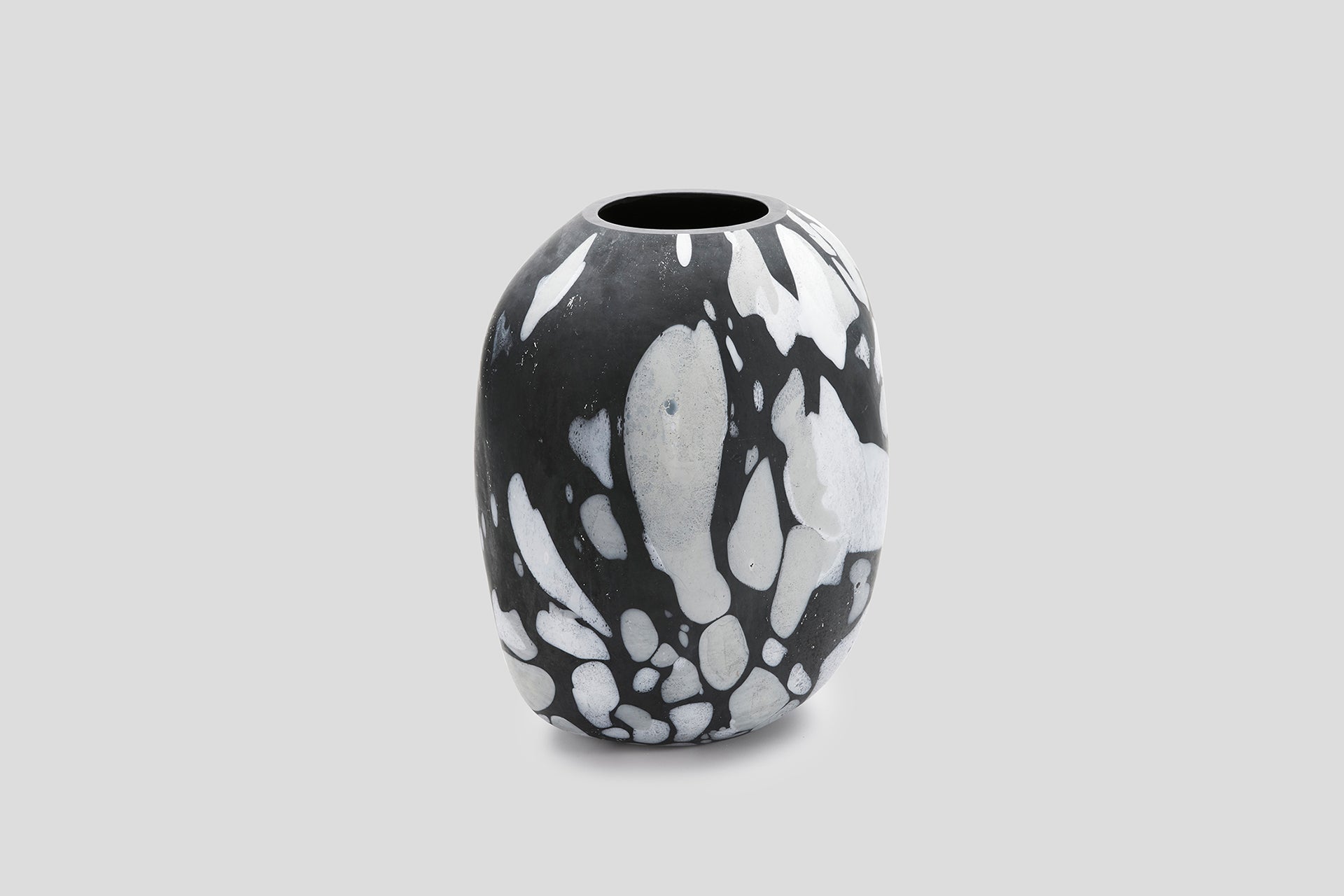 THE FOUNDRY MINERAL VASE MOTTLED BLACK TALL