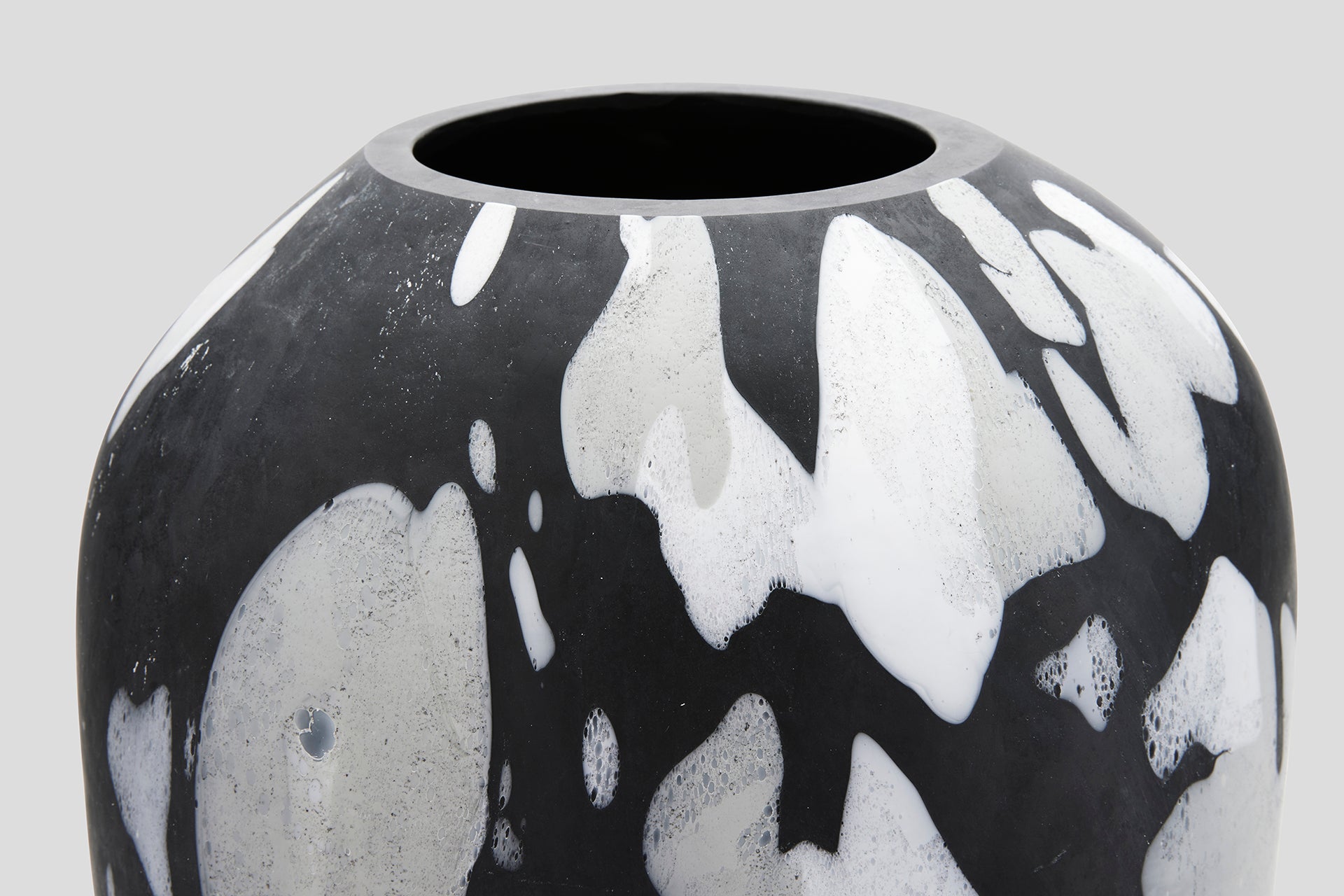 THE FOUNDRY MINERAL VASE MOTTLED BLACK TALL