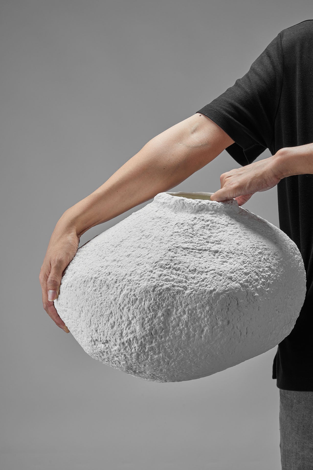 THE FOUNDRY URCHIN VASE PLASTER MEDIUM