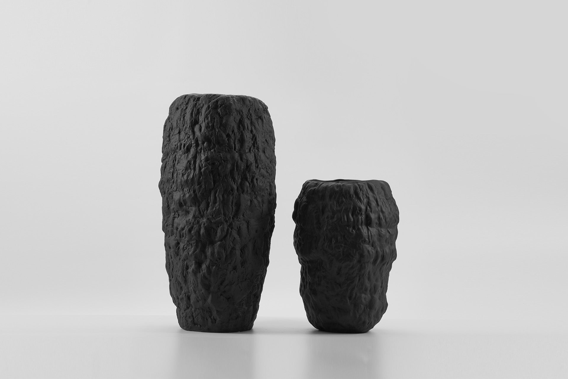 THE FOUNDRY MACHE VASE MEDIUM - EBONY