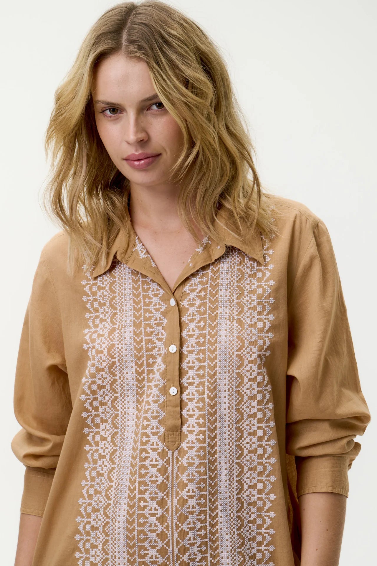 ONESEASON FES GILLI EMBROIDERY TAN/WHITE