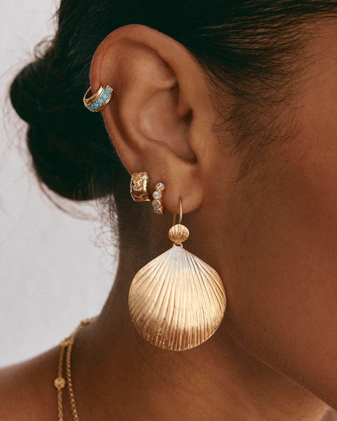 FAIRLEY GOLD BEACHCOMBER HOOK EARRINGS