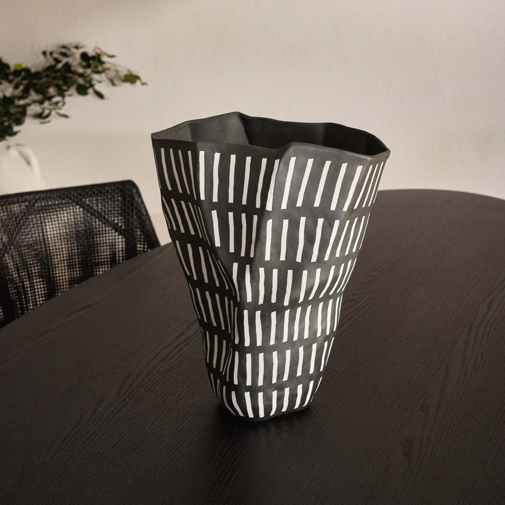 HORGANS EMI VASE - BLACK & WHITE