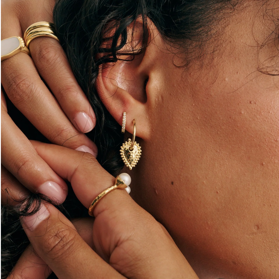 MURKANI ESCAPE SMALL HOOP EARRINGS - YELLOW GOLD