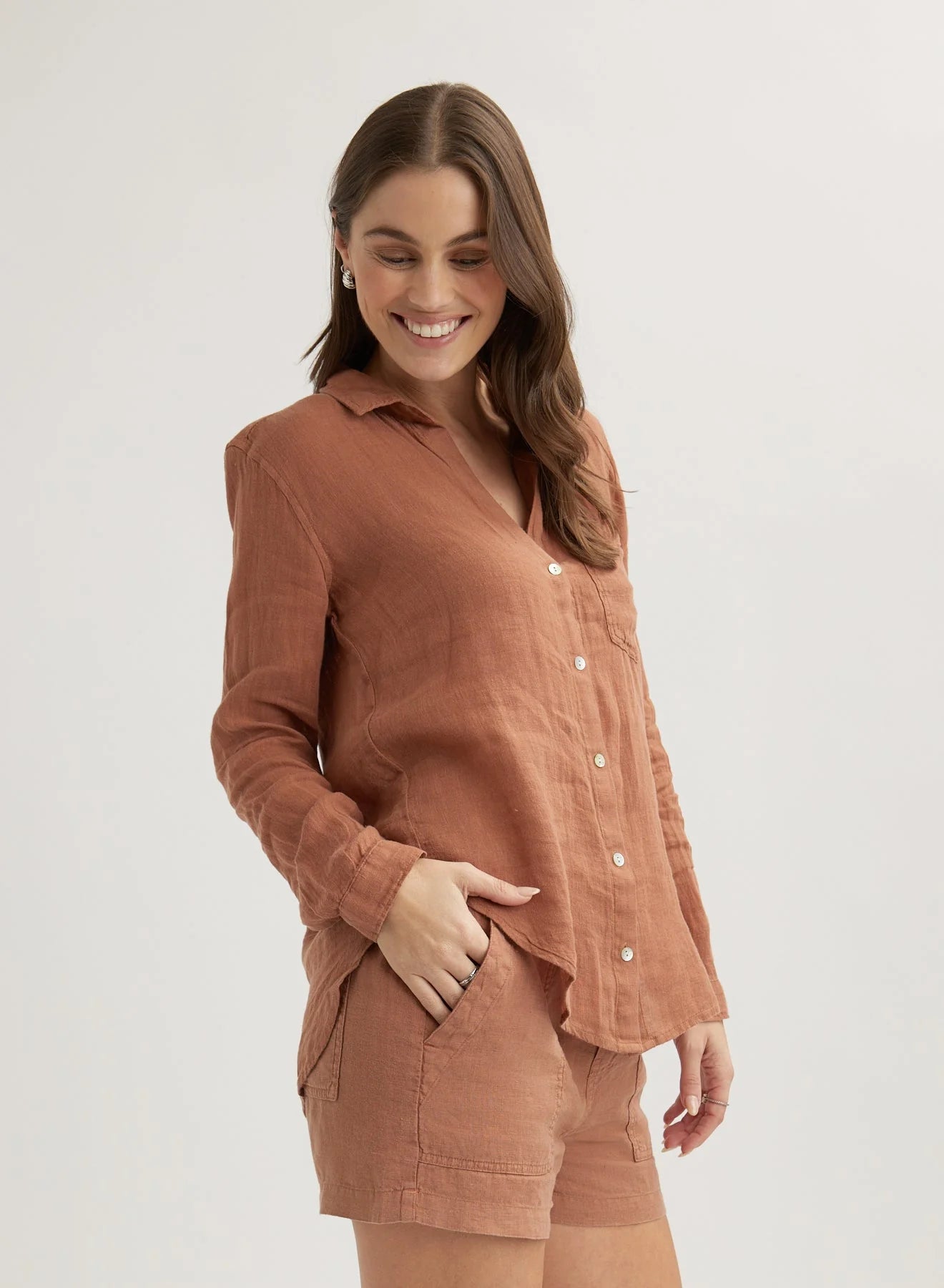 BELLA DAHL POCKET BUTTON DOWN LINEN SHIRT TERRACOTTA