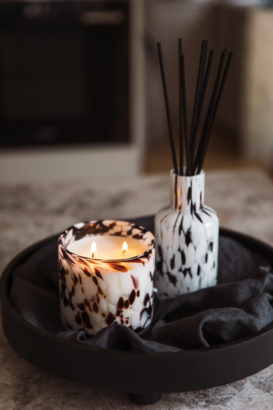 APSLEY LUXURY CANDLE LARGE 1.7KG - VESUVIUS