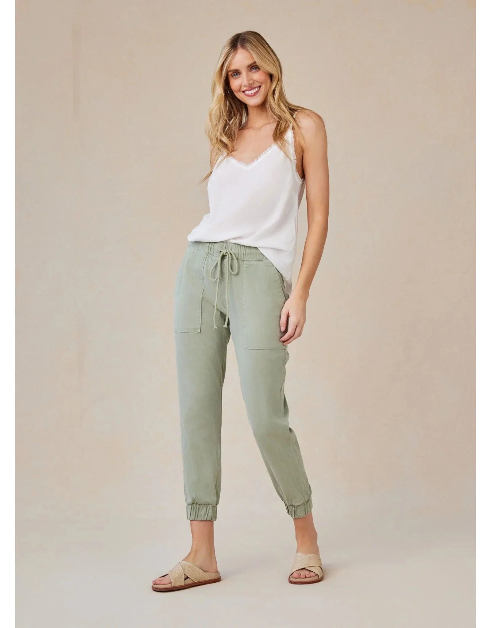 BELLA DAHL POCKET JOGGER - OLIVE GROVE