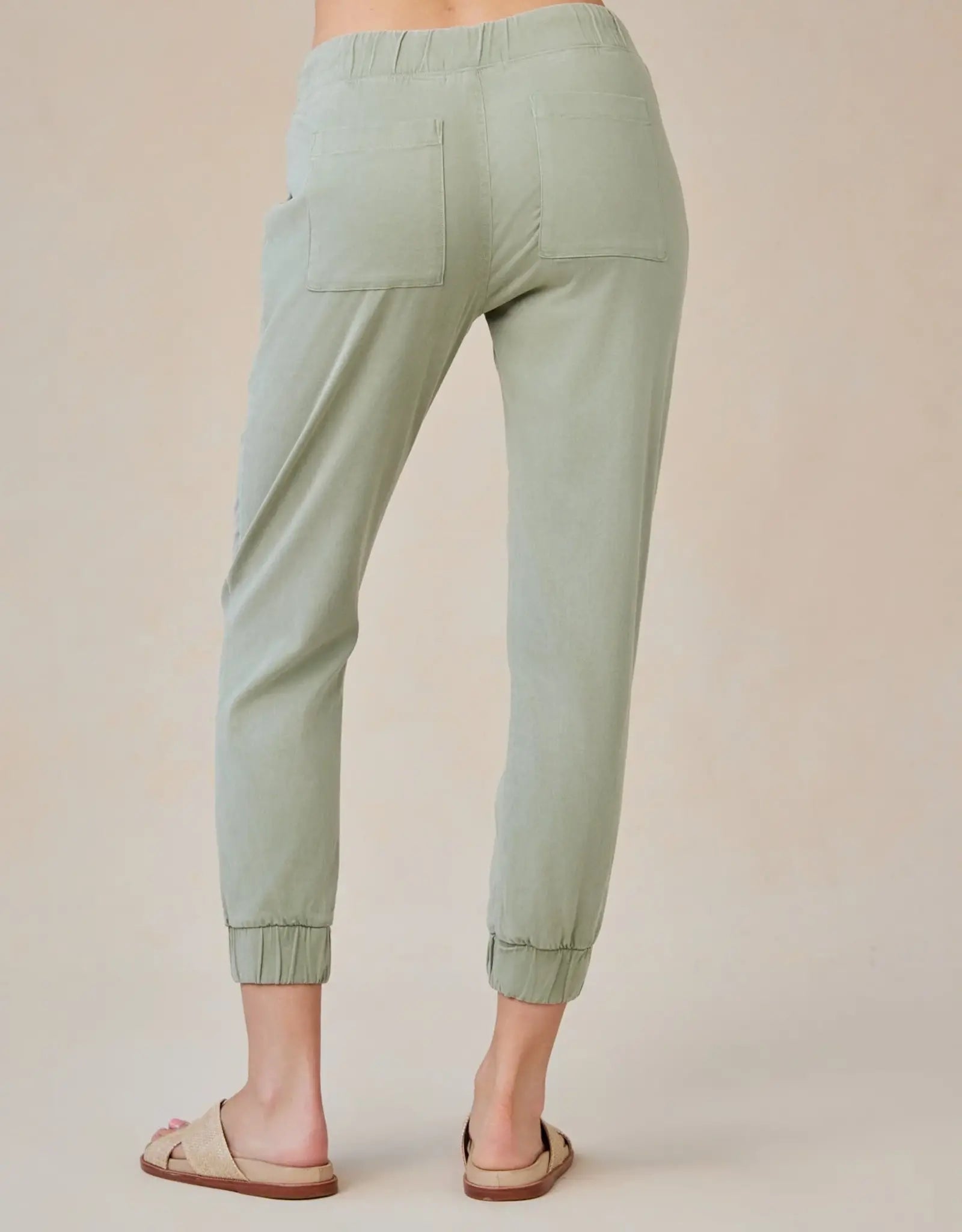 BELLA DAHL POCKET JOGGER - OLIVE GROVE