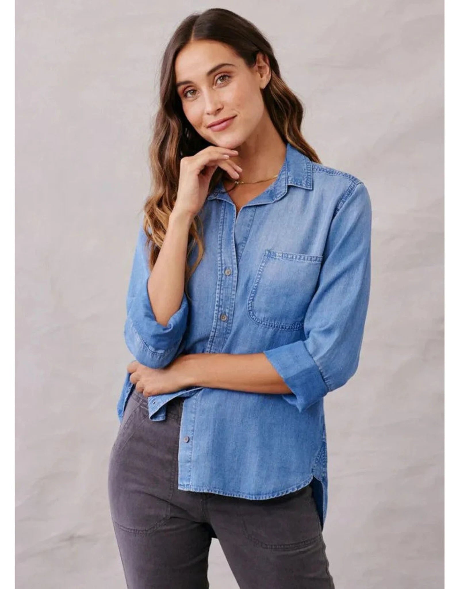 BELLA DAHL SHIRT TAIL BUTTON DOWN SHIRT - DENIM