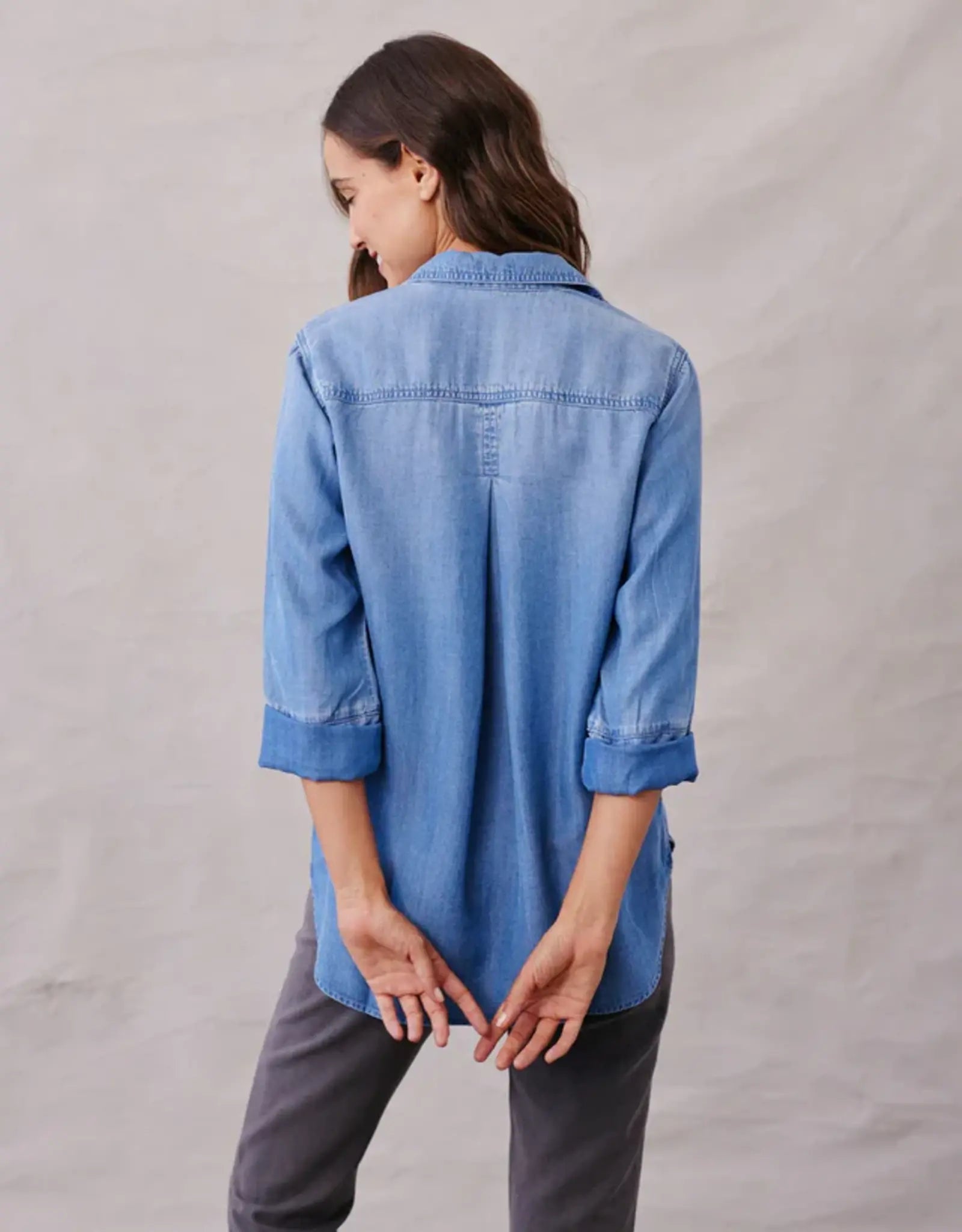 BELLA DAHL SHIRT TAIL BUTTON DOWN SHIRT - DENIM