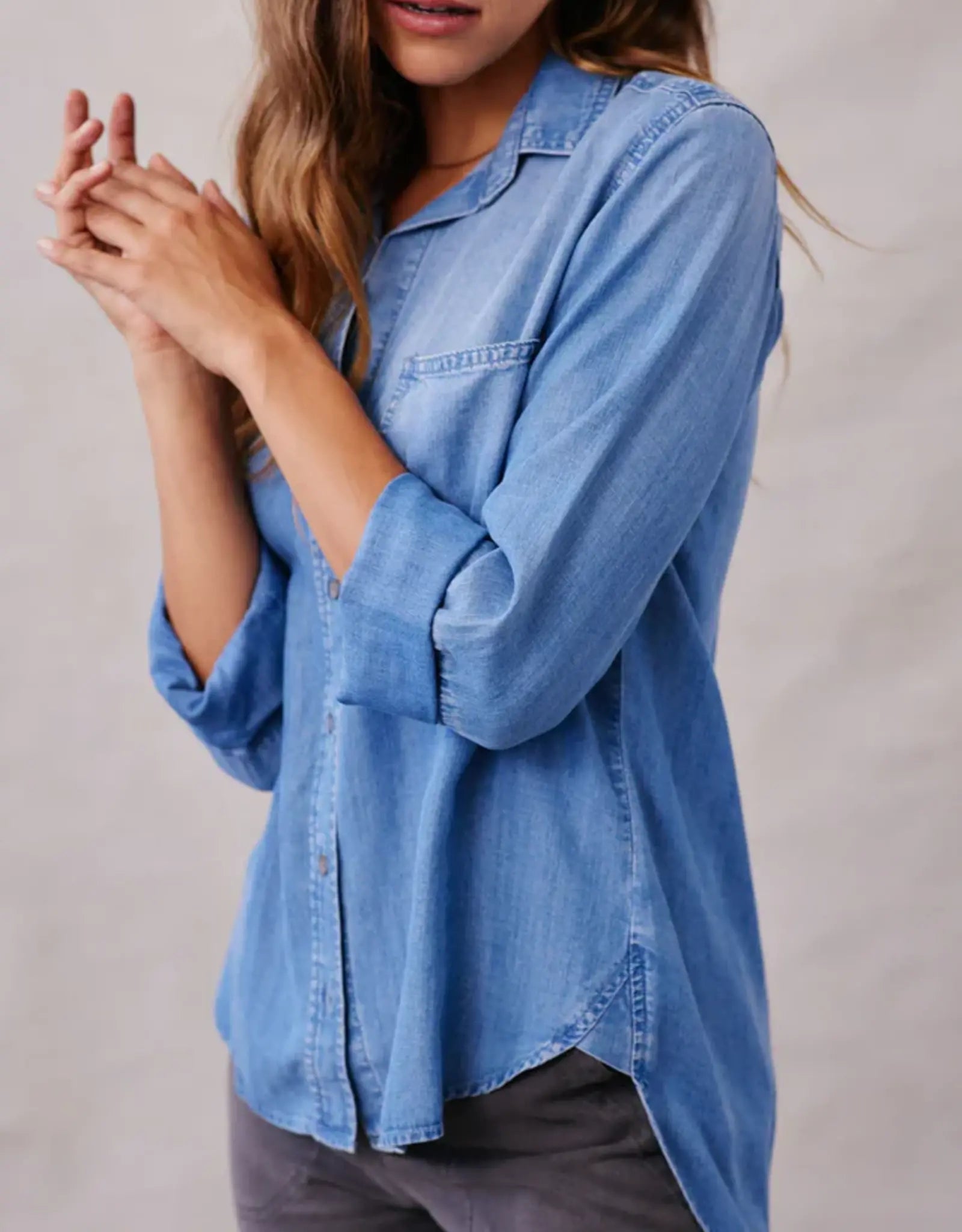 BELLA DAHL SHIRT TAIL BUTTON DOWN SHIRT - DENIM