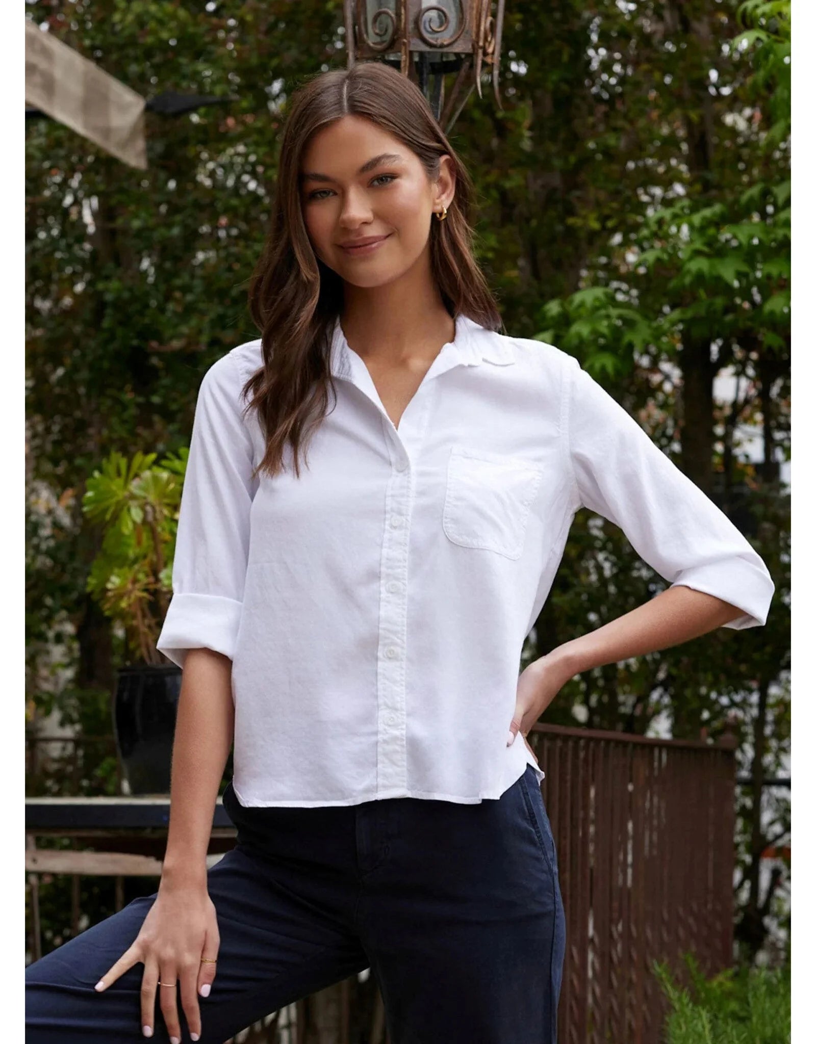 BELLA DAHL SHIRT TAIL BUTTON DOWN SHIRT - WHITE