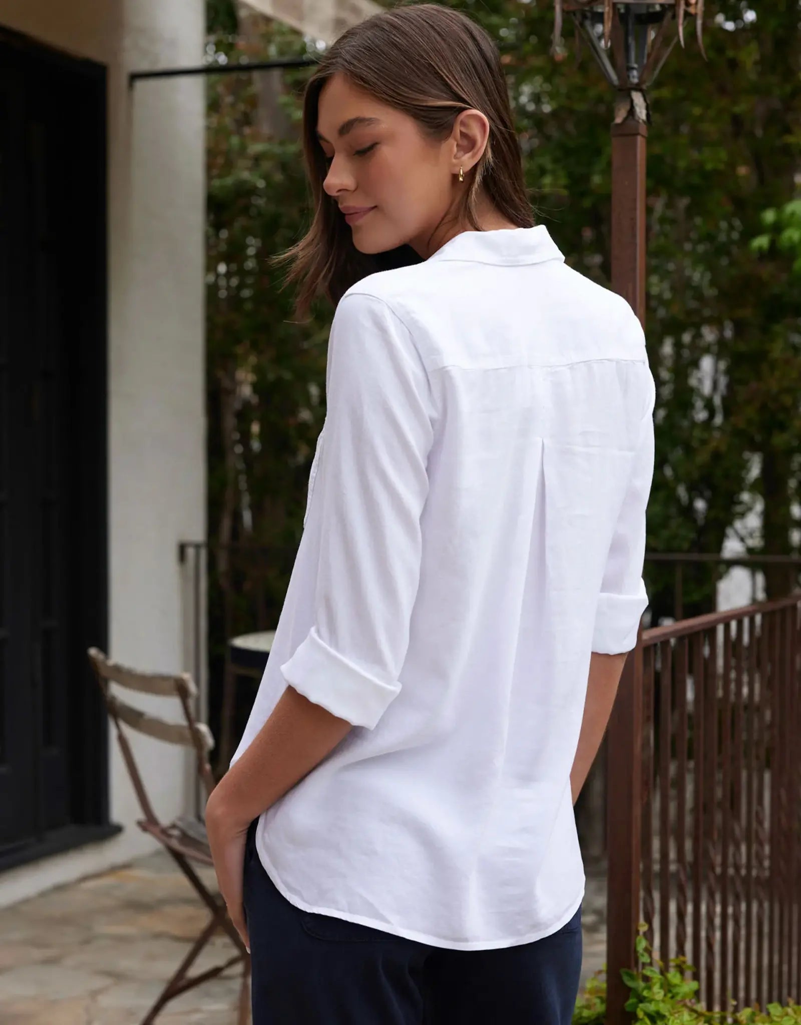 BELLA DAHL SHIRT TAIL BUTTON DOWN SHIRT - WHITE