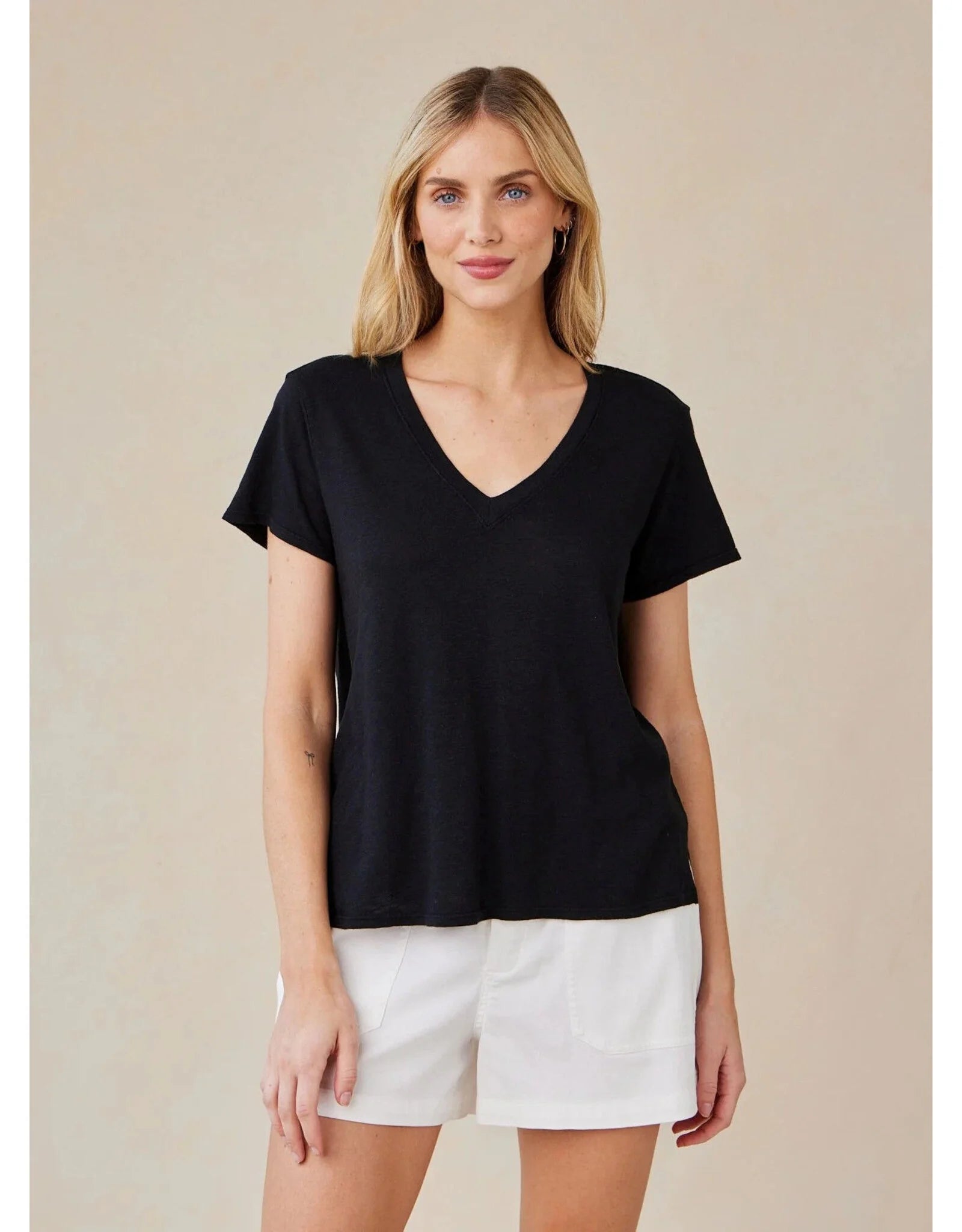 BELLA DAHL V NECK TEE - BLACK