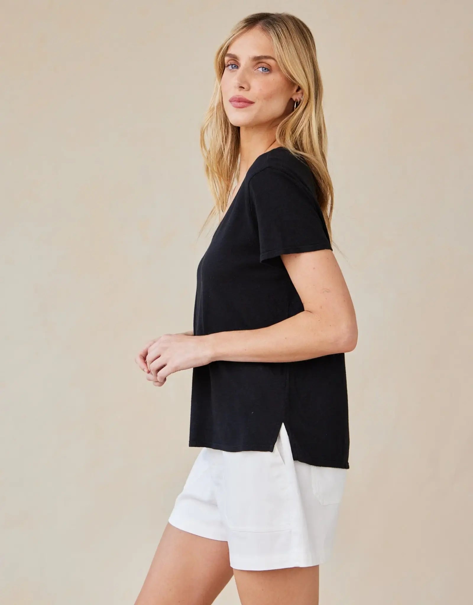 BELLA DAHL V NECK TEE - BLACK