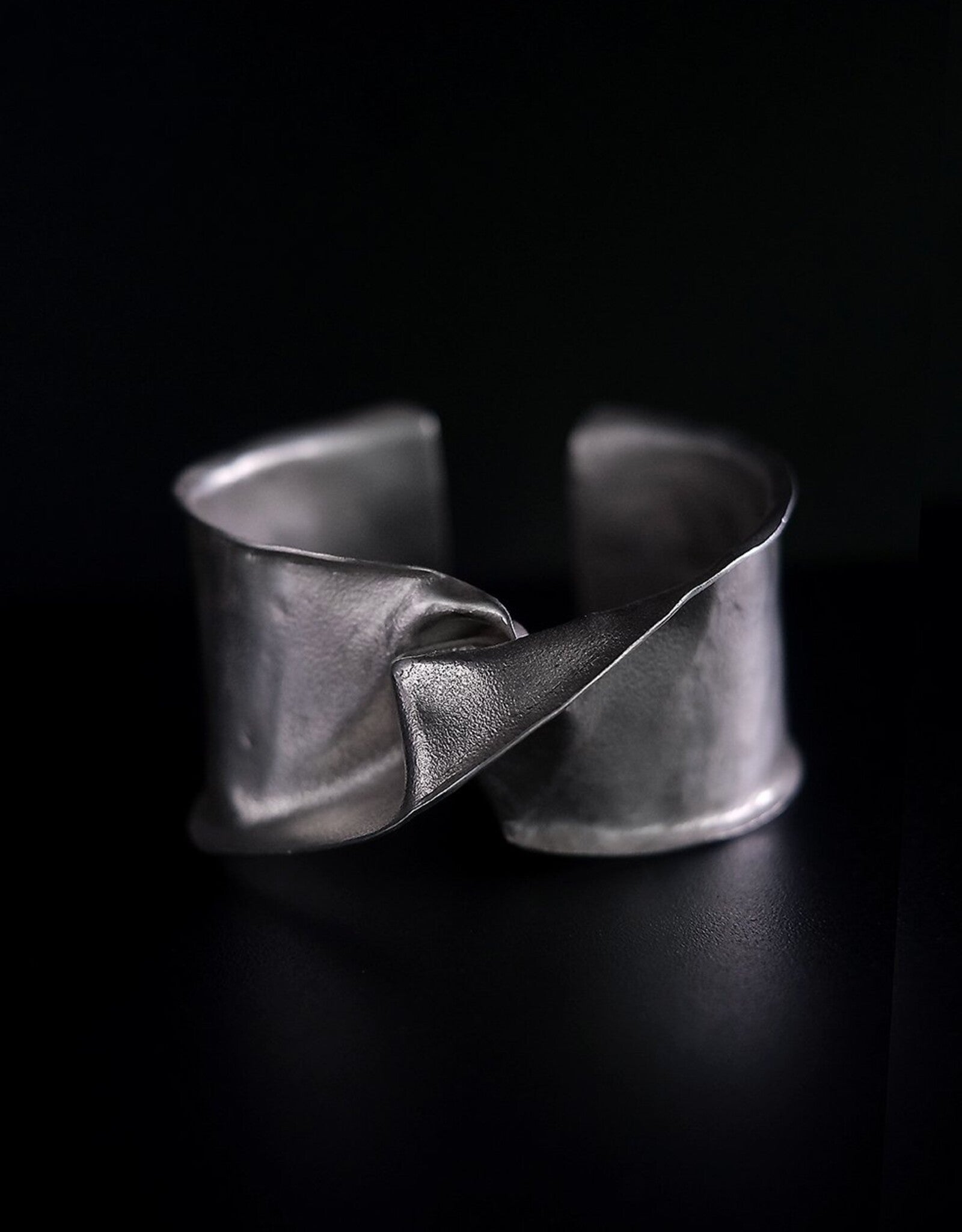 EWA TWIST CUFF SILVER