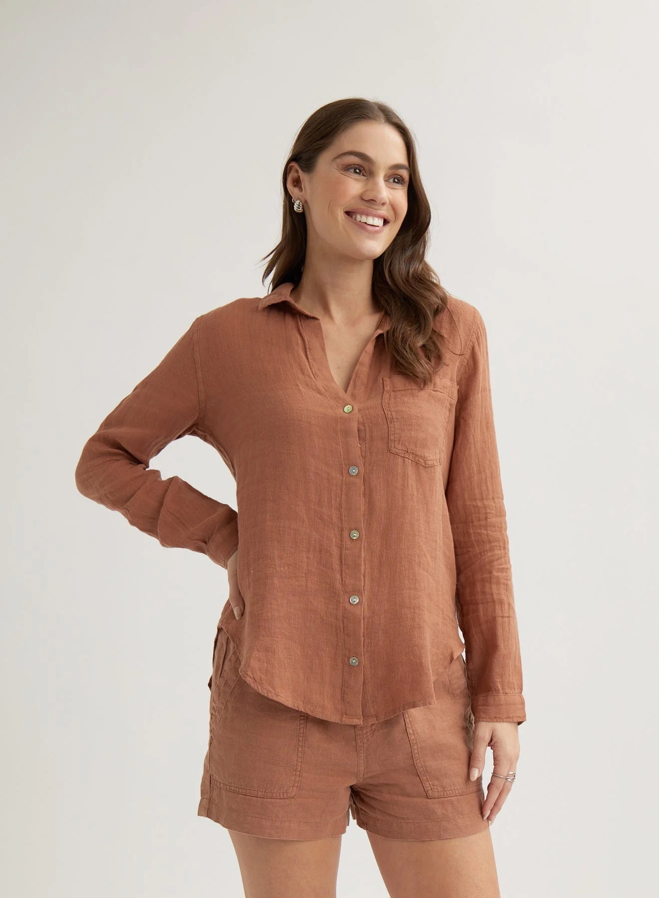 BELLA DAHL POCKET BUTTON DOWN LINEN SHIRT TERRACOTTA