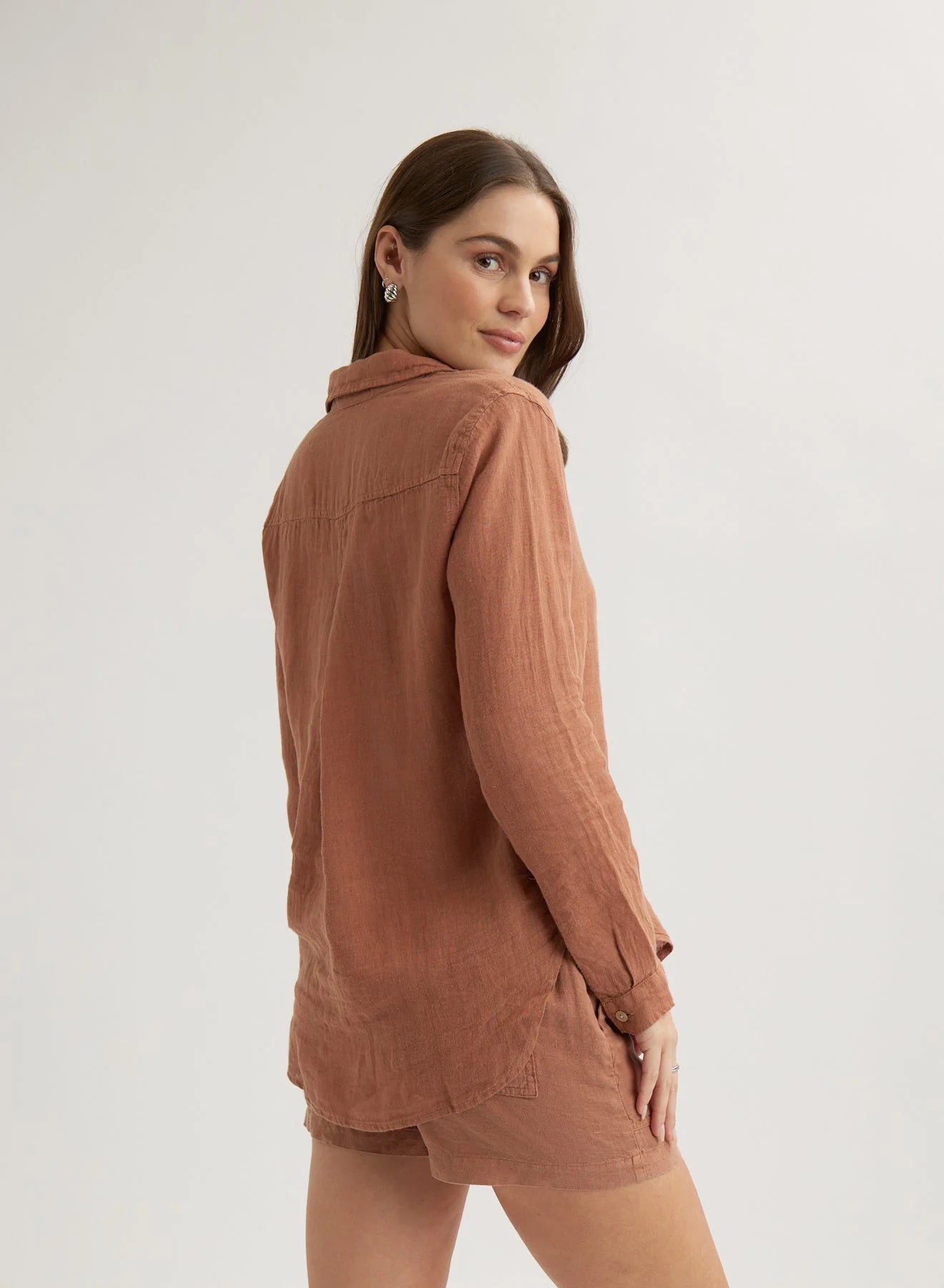 BELLA DAHL POCKET BUTTON DOWN LINEN SHIRT TERRACOTTA