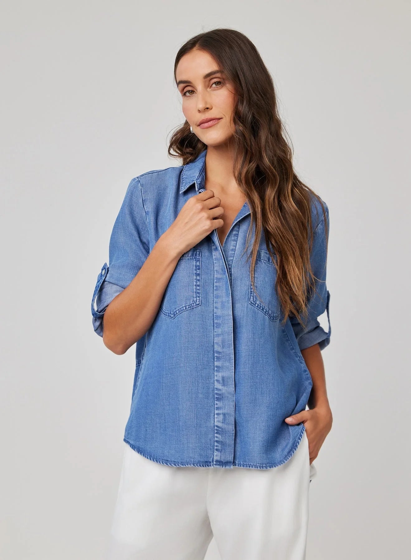 BELLA DAHL SPLIT BACK BUTTON DOWN SHIRT MOONLIT HAZE