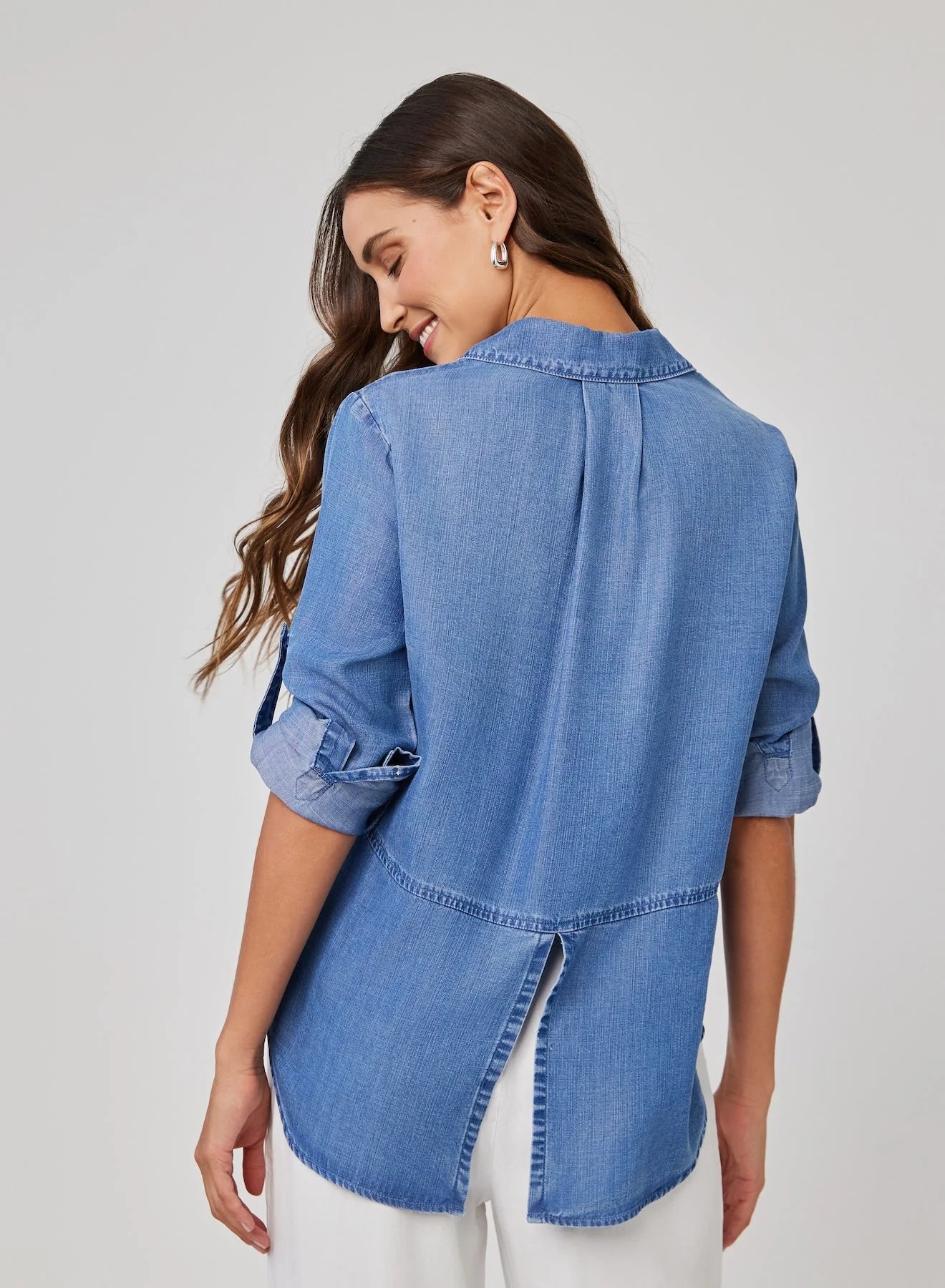 BELLA DAHL SPLIT BACK BUTTON DOWN SHIRT MOONLIT HAZE