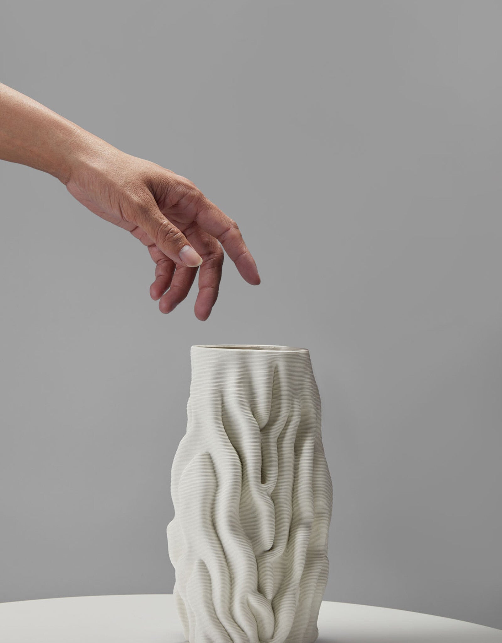 THE FOUNDRY KOMBU VASE MEDIUM IVORY