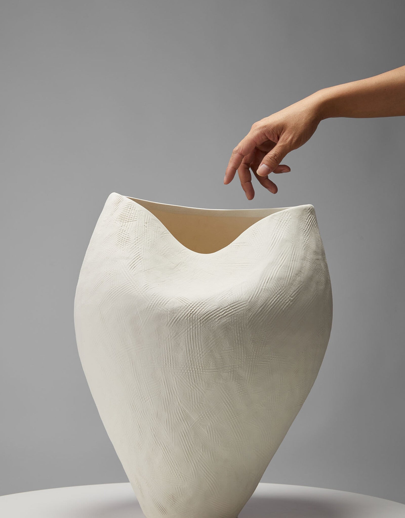 THE FOUNDRY MOULE VASE MEDIUM IVORY